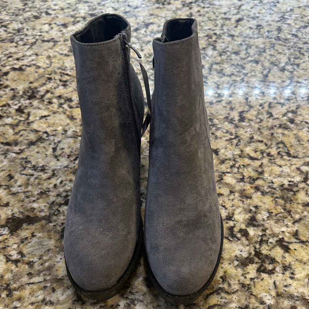Jabasic Gray Suede Ankle Boots